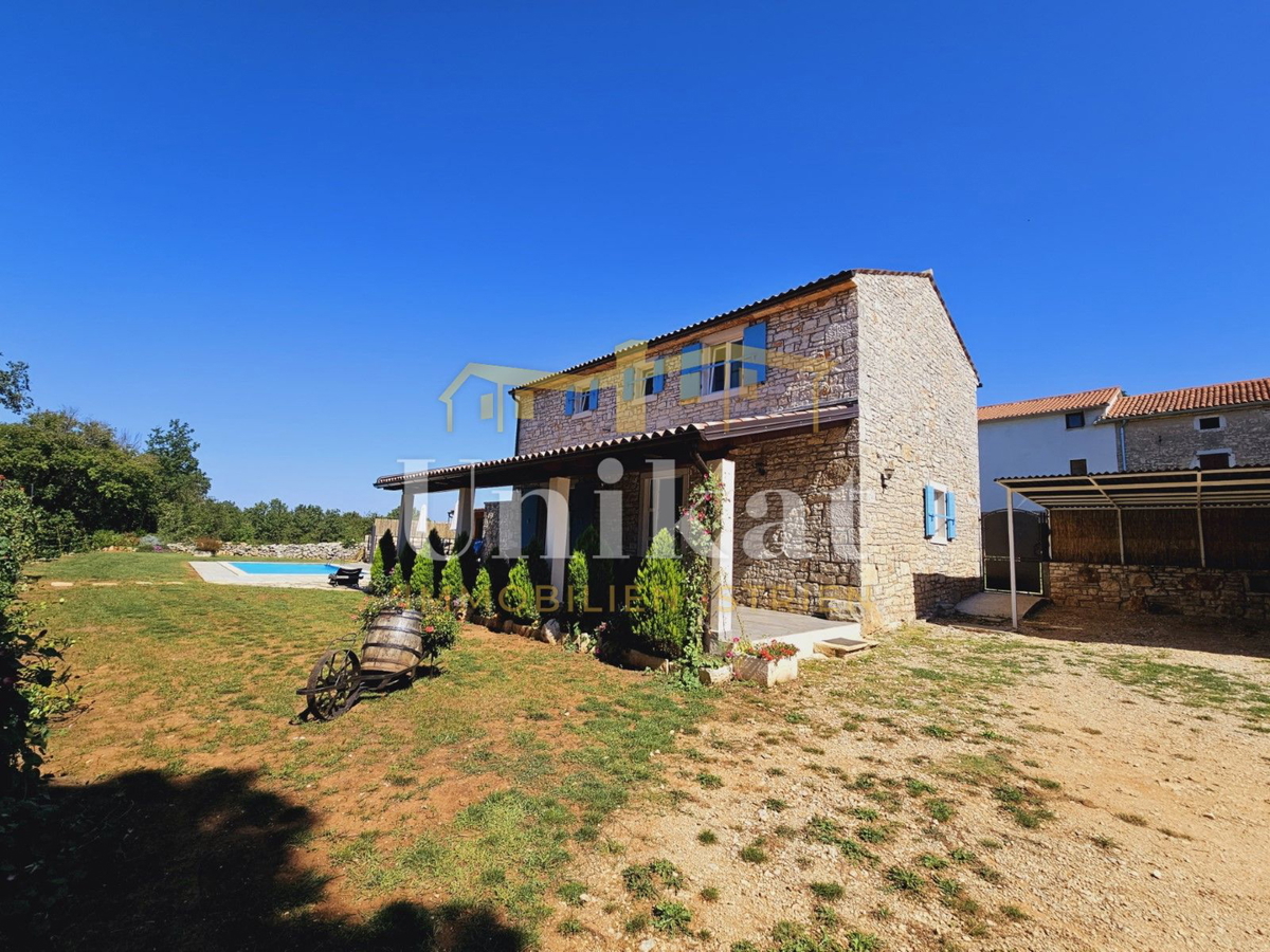 Posest z obnovljeno kamnito hišo, vrtom in bazenom